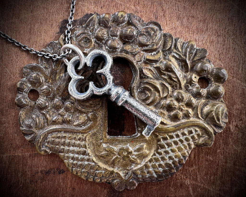 quatrefoil skeleton key pendant - gothic jewelry